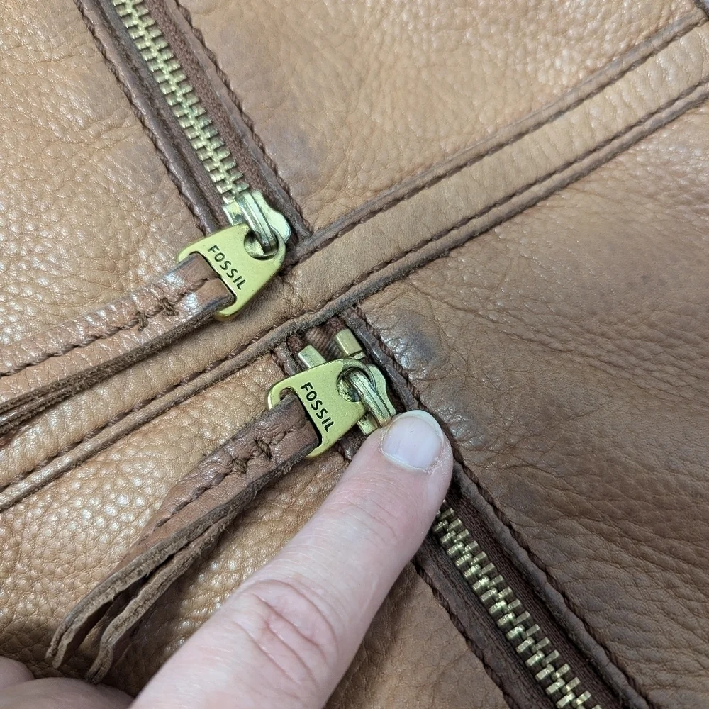 Fossil Brown Leather Crossbody Zipper Close Pockets Adjustable Strap Brass